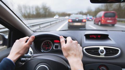 samochod auto droga kierowca kierownica shutterstock_388603315