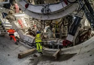 Budynek runął, maszyna drążąca stoi od roku