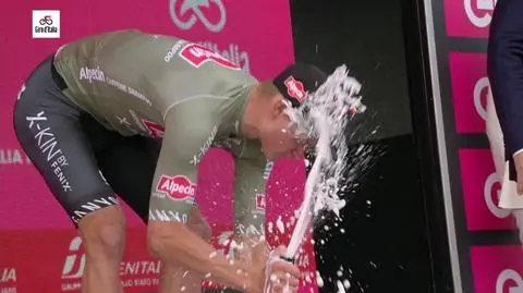 O włos od nieszczęścia. Lider Giro trafiony korkiem od szampana