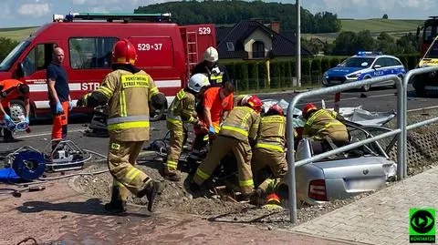 Zjechał z drogi i uderzył w pojazd ciężarowy. Nie żyje 73-latek