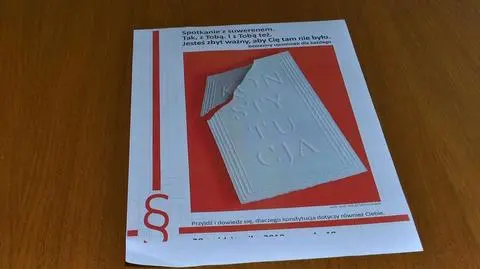 Dyrektorzy muszą tłumaczyć się z plakatów z napisem konstytucja
