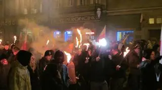 Pochodnie, race i petardy - takie przedmioty niosą uczestnicy "Marszu Patriotów"
