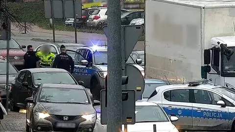 Scysja na drodze. Kierowca "wyciągnął pistolet i zaczął grozić" drugiemu