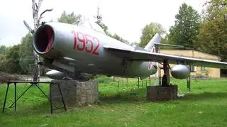 Samoloty stoją na terenie lotniska 