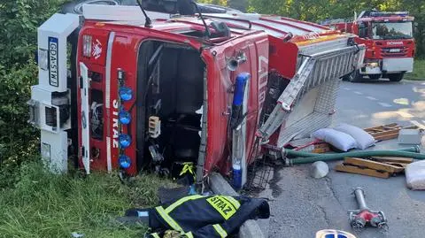 Strażacy jechali do pożaru, ich wóz wypadł z drogi i przewrócił się na bok