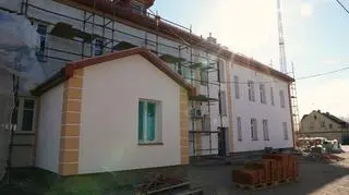 Na pozostałych elewacjach położono już częściowo styropian, ściany zostały też otynkowane