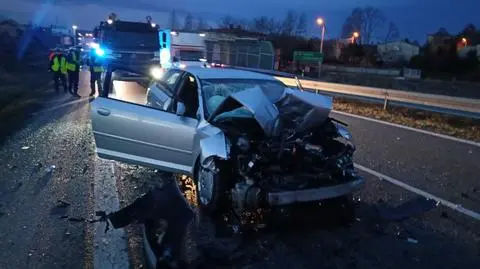 Wjechała w tył koparki. Dostała mandat i trafiła do szpitala