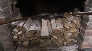 "W komorze piali się najpierw drzewem, potem wygarnia się węgle i piecze nadal w tym samym miejscu"