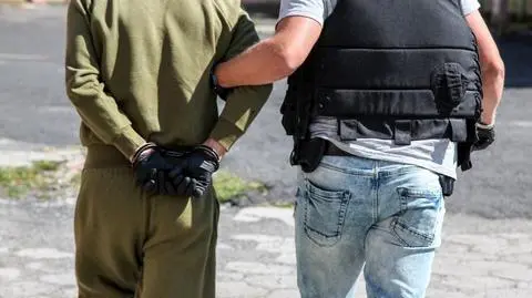 "Uderzył betonową płytą w głowę i zadał ciosy nożem, a ciało podpalił"