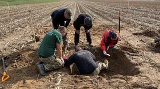 Most likely it was a burial place of Major Aleksander Majewski, an artillery officer