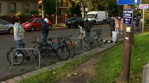 Długie kolejki do punktów pobrań wymazów