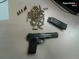 Pistolet i amunicja, znaleziona w piwnicy domu