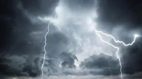 Burze z gradem i ulewy. IMGW wydał prognozę zagrożeń