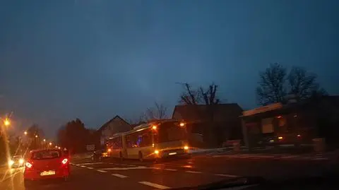 Autobus ze zmarłym pasażerem stoi na przystanku