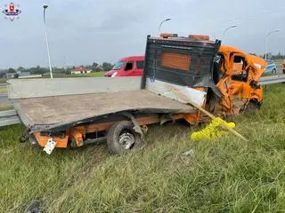 Tir uderzył w pojazd służby drogowej. Wewnątrz były dwie osoby