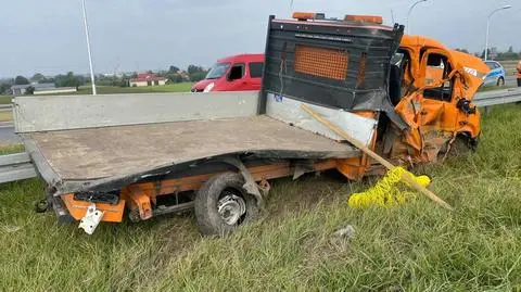 Rozpędzona ciężarówka wjechała w pojazd służby drogowej z dwiema osobami w środku. Nagranie