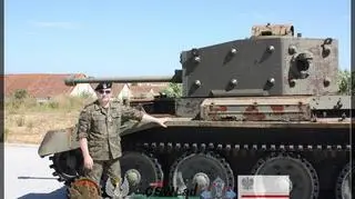 Kustosz Muzeum Broni Pancernej, mjr Tomasz Ogrodniczuk prezentuje nowy eksponat