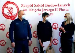 Komendant Powiatowy Policji w Brzegu mł. insp. Zbigniew Stanowski podziękował 18-latkowi za pomoc