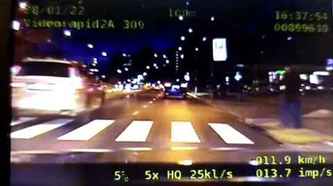 Wyprzedziła radiowóz tuż przed przejściem dla pieszych