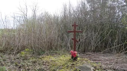 Po poszerzeniu drogi osunęła się skarpa, odsłaniając groby. "Aż mnie zmroziło, gdy to zobaczyłem"