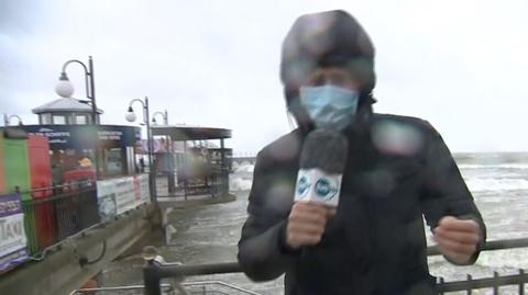 Sztorm na Bałtyku. Zobacz, jak reporter TVN24 walczy z naporem silnego wiatru
