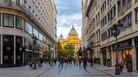 budapeszt wegry - Mistervlad shutterstock_2151056345
