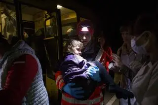 Ewakuacja mieszkańców Mariupola do Zaporoża. Zdjęcie z 1 kwietnia 