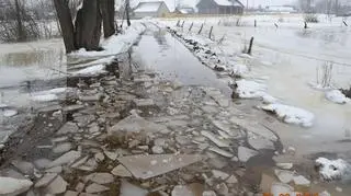 Woda na polach i na lokalnej drodze 