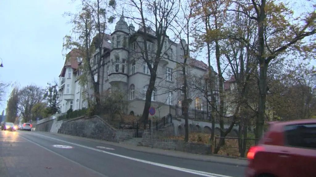 Mieszkańcy muszą pokonywać strome schody