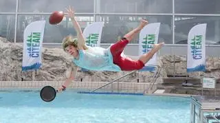 Aktualnie czytasz: Skok i plusk! Superman w wodzie