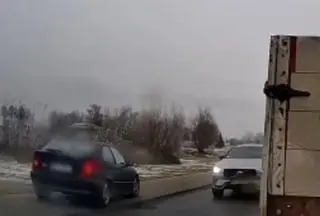 Kierowca omija korek chodnikiem