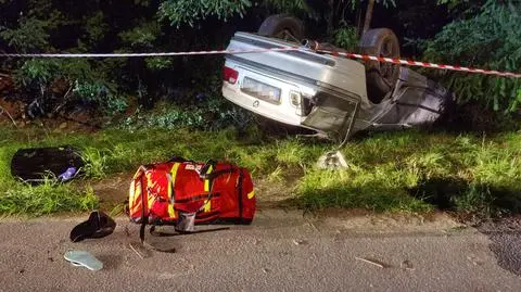 Kierowca bmw miał uciec po dachowaniu. Na miejscu troje nietrzeźwych pasażerów