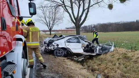 Czołowe zderzenie z ciężarówką. Samochód rozpadł się na części, kierowca nie żyje