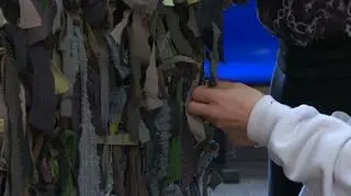 Uczniowie szyją siatki podczas części zajęć i na przerwach