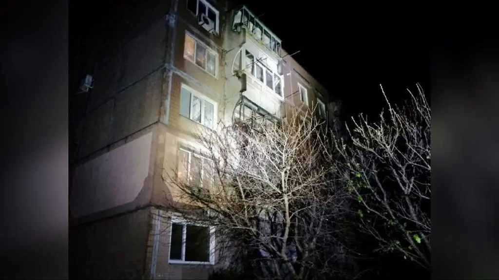 Ostrzelany budynek w Nikopolu 