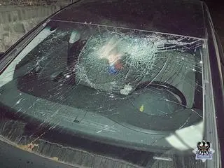 33-latek jest podejrzany o zniszczenie samochodu, stłuczenie okna i rozbicie telewizora