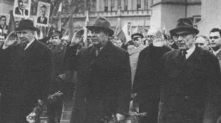 Kosygin, Breżniew i Gomułka przed dworcem w 1965 roku