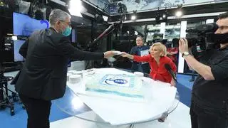 Anna Jędrzejowska i Michał Samul przy urodzinowym torcie
