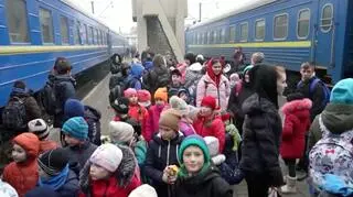 Dzieci przyjechały na dworzec we Lwowie, stamtąd ruszyły do Polski