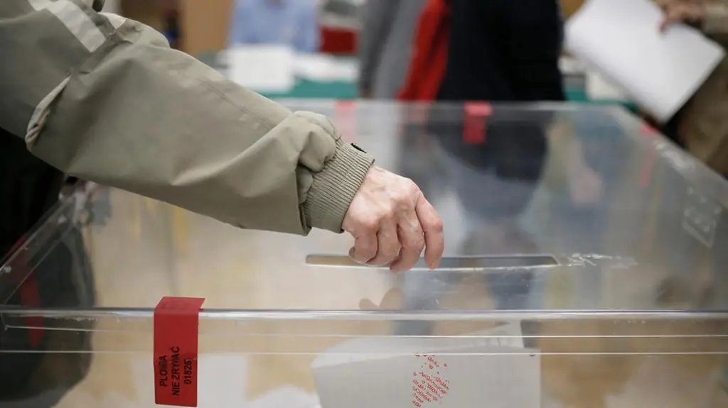 Wysoka frekwencja i kolejki do lokali. Wybory mają zakończyć się zgodnie z planem