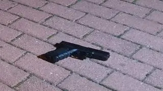 Mężczyzna strzelił w kierunku policjantów