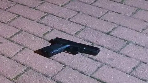 "Wyszedł zza budynków i oddał strzał". Strzelił do policjantów, trafił do aresztu