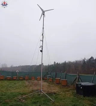 W skład instalacji wchodziła też mała turbina wiatrowa