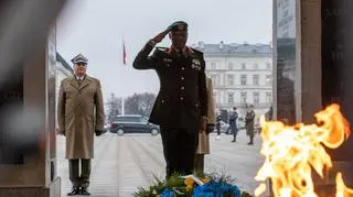 Generał Jean Bosco Kazura złożył wieniec na płycie Grobu Nieznanego Żołnierza