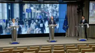 Ursula von der Leyen i Charles Michel na porannej konferencji prasowej