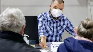 Seniorzy bardzo często przychodzą parami – z mężem, żoną. Przez cały proces w punkcie szczepień mogą przechodzić razem. Daniel Makus, wolontariusz-rejestrator – zwraca uwagę na takie szczegóły. Poruszają go takie sytuacje.