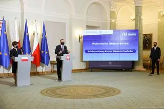Prezydent podczas wspólnej konferencji prasowej z minister rodziny Marleną Maląg