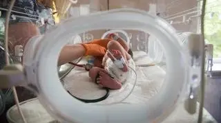noworodek szpital inkubator dziecko shutterstock_2006677637_S