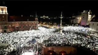 Manifestacja w obronie obecności Polski w Unii Europejskiej na placu Zamkowym w Warszawie 