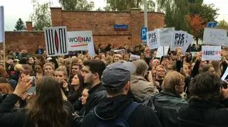 "Ściana furii" przed siedzibą PiS.  "Ta ustawa nie przejdzie!"